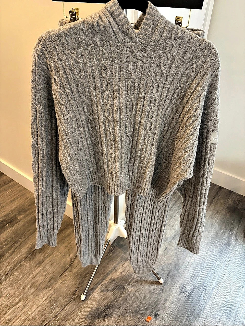 alo Cable Knit Heather Gray Cropped Hoodie and Matching Pant set Medium Like New